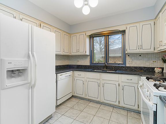 3rd image of 8351 Cristina Ave