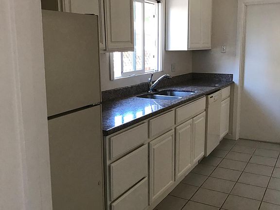 3rd image of 450 Wilton Ave #2