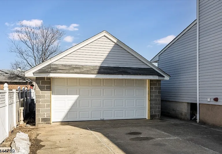 182 Pierre Ave — Photo 2