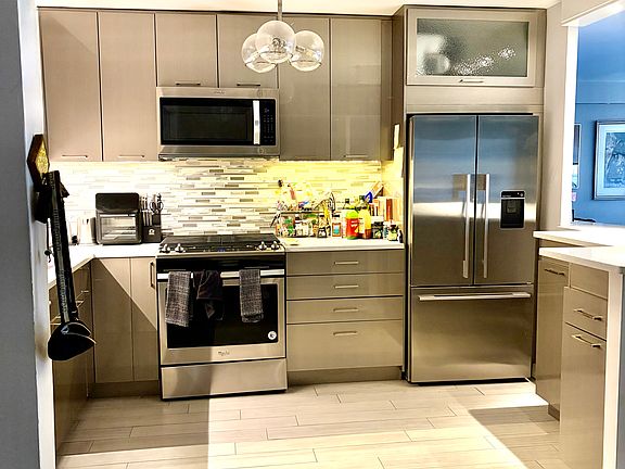 5th image of 129 E Bellevue Pl APT 301