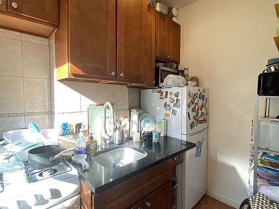 5th image of 201 E 35th St APT 2D