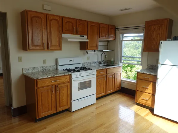 132 Crescent St APT 9, Waltham, MA 02453