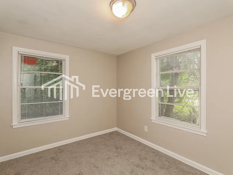 8258 Lexington Dr — Photo 13