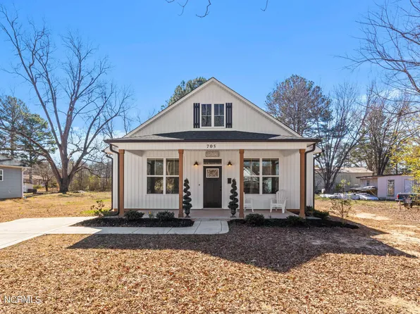 705 W Walnut Street, Selma, NC 27576