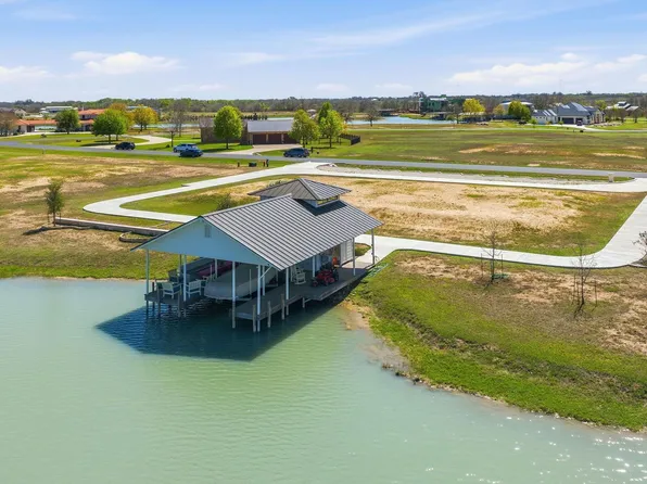 108 Lakeside Cv, Martindale, TX 78655