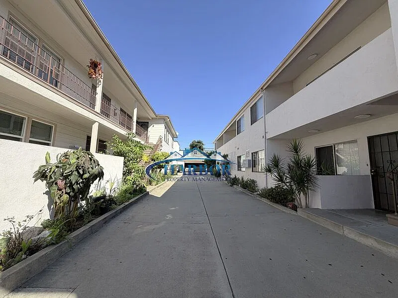213 W Manchester Blvd #4