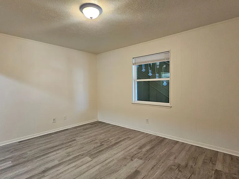 2420 Louise St — Photo 16