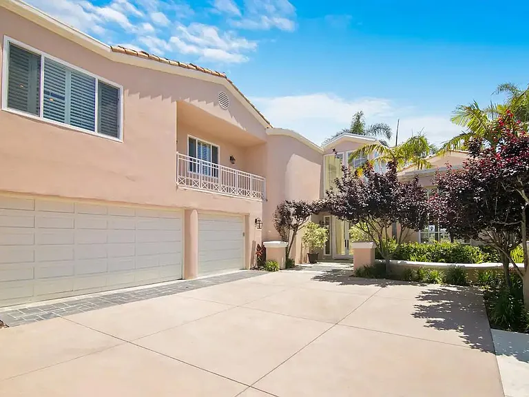 3 car garage with plentiful parking space on the driveway.