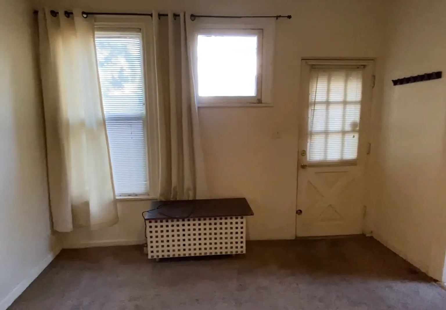 Studio, $950 — Photo 1