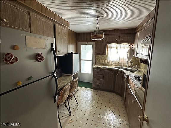 4th image of 15560 Fern Dr