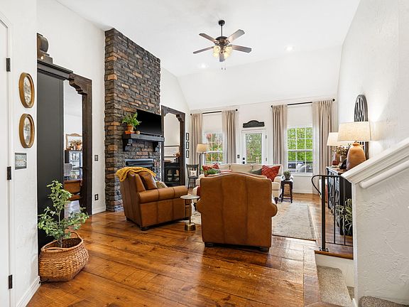 4th image of 409 W Landsdowne Drive