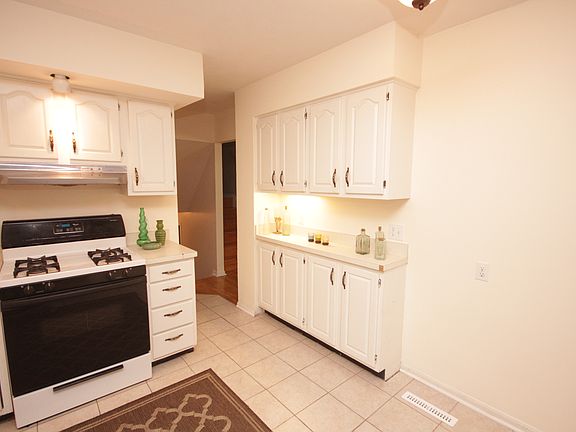 4th image of 18359 Clairmont Dr