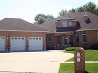 1762 Charleswood Estates Dr, West Fargo, ND 58078