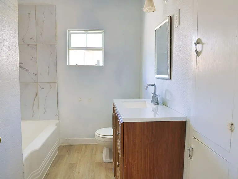 903 W 20th St — Photo 9