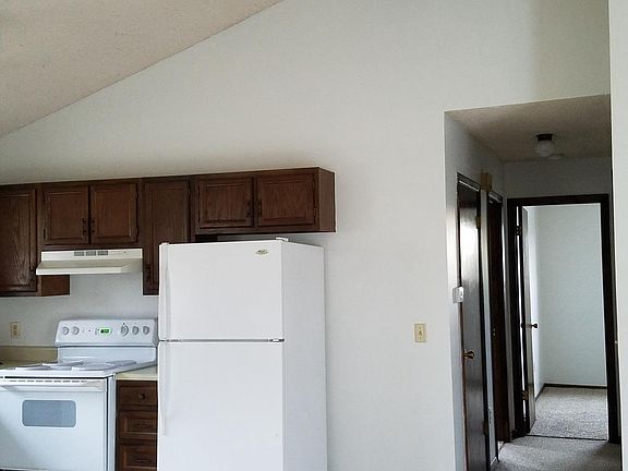Hallway to bedrooms and bathroom