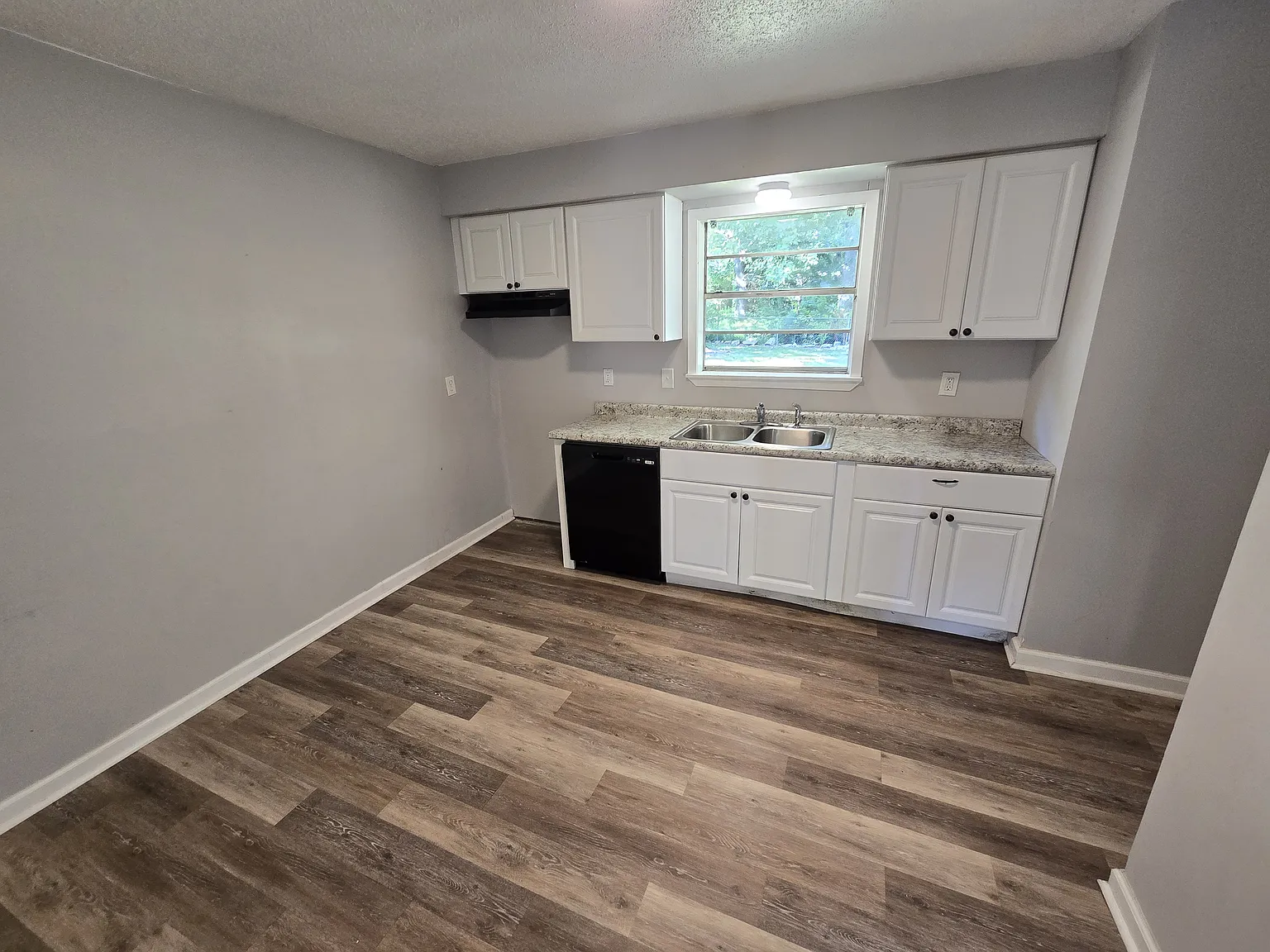 Bright and Charming 3-Bedroom 1-Bathroom Home — Photo 4