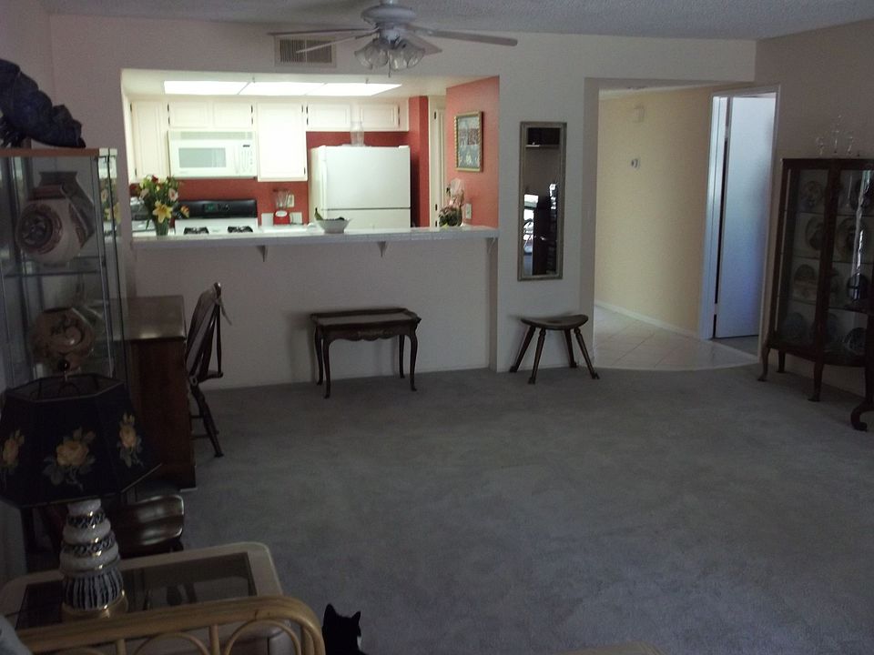 LR looking into Kitchen