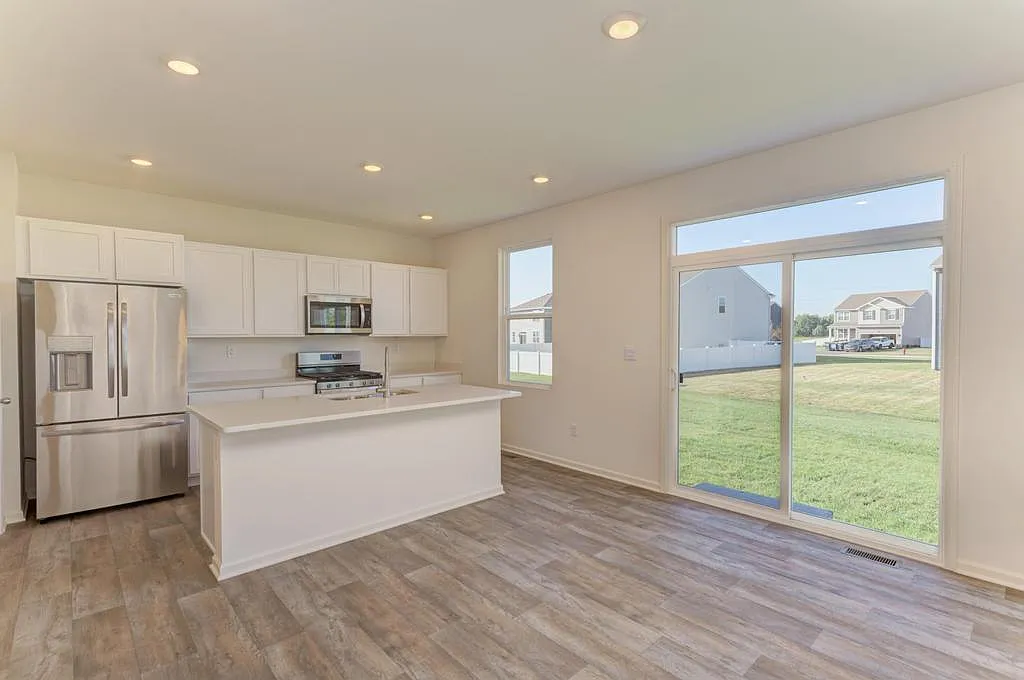 5 bed, 2.5 bath, 2051 sqft, $4,200 — Photo 3