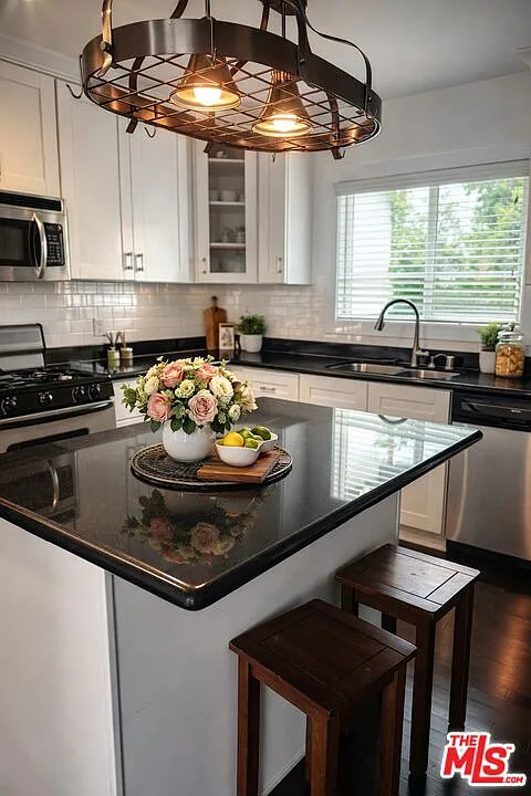3 bed, 2.0 bath, 1595 sqft, $4,750 — Photo 3
