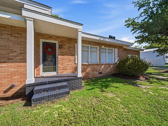 4th image of 215 Summerland Ave