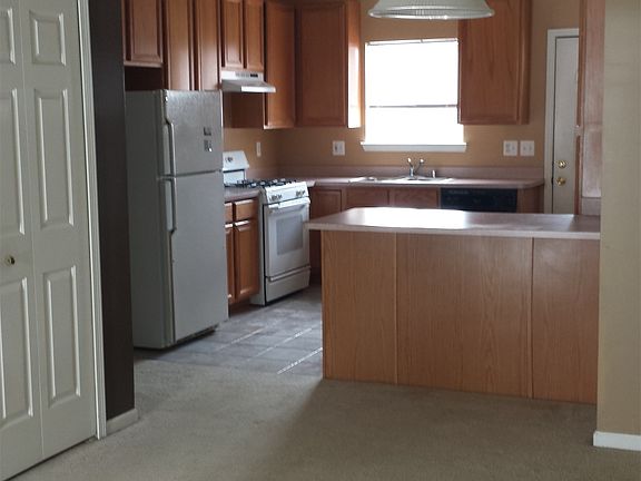 4th image of 28530 Cole St
