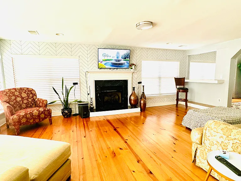 1532 W Robinhood Dr — Photo 1