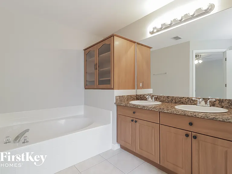 927 NW 10th Ave — Photo 10