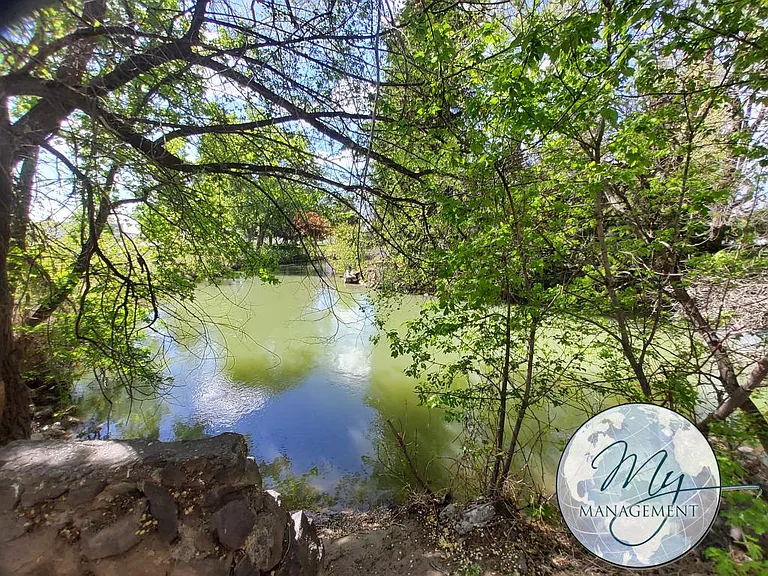 Beautiful location right on the river and adjacent to the City Park — Photo 24
