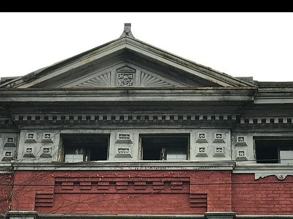 4th image of 425 Whiteman St