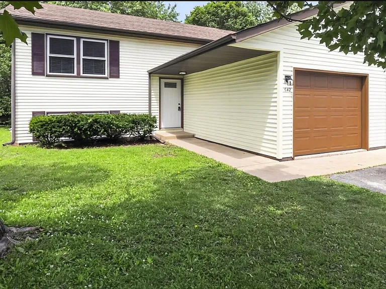 642 Swan Dr — Photo 1
