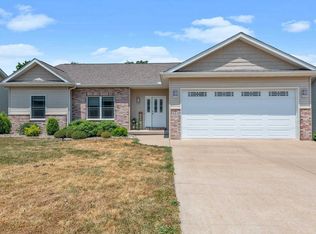 505 N 8th St, Le Claire, IA 52753