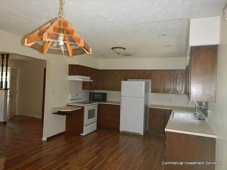 202 S Baytree Ave — Photo 3
