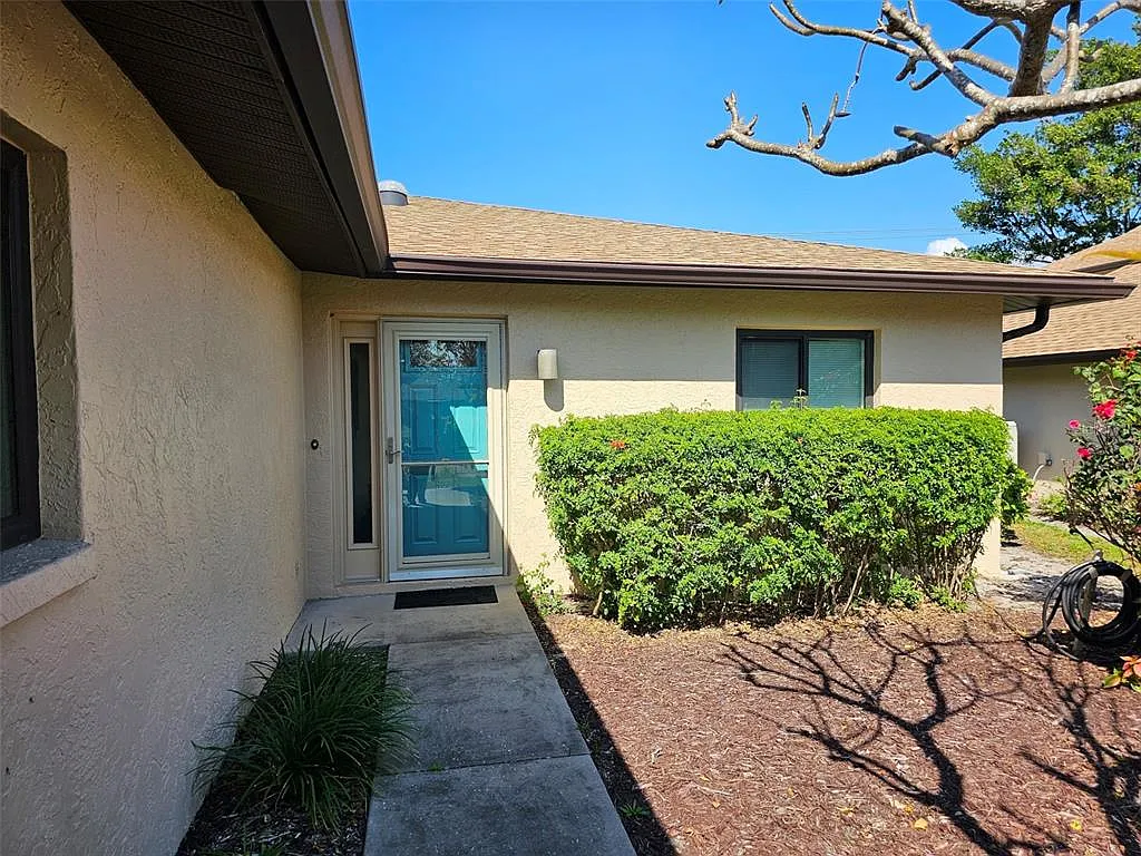 3 bed, 2.0 bath, 1823 sqft, $3,900 — Photo 4