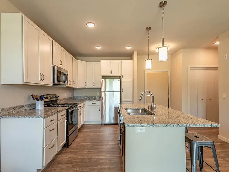 Lincoln Street Apartments — Photo 48