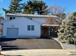 5 Tredwell Ct, Syosset, NY 11791