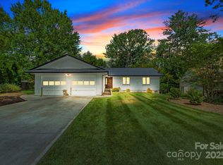 19 Golden Oaks Ln, Fletcher, NC 28732