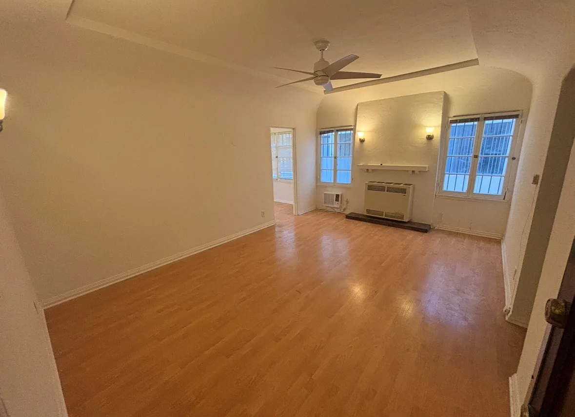 Building Photo - 132 N Clark Dr #103