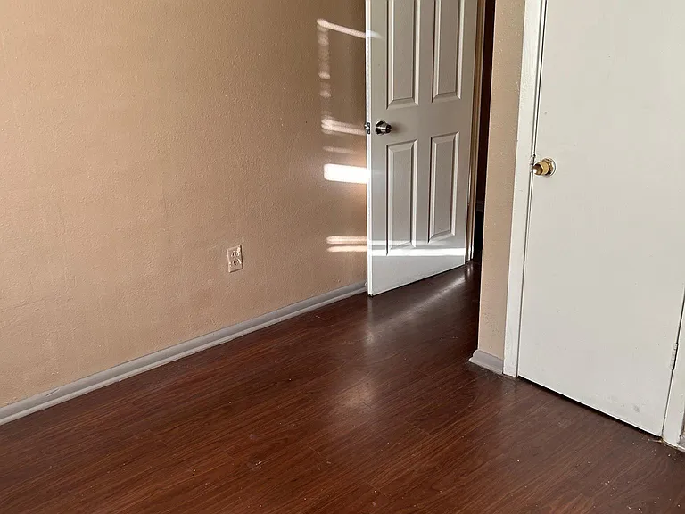 921 E Krueger Ln — Photo 6