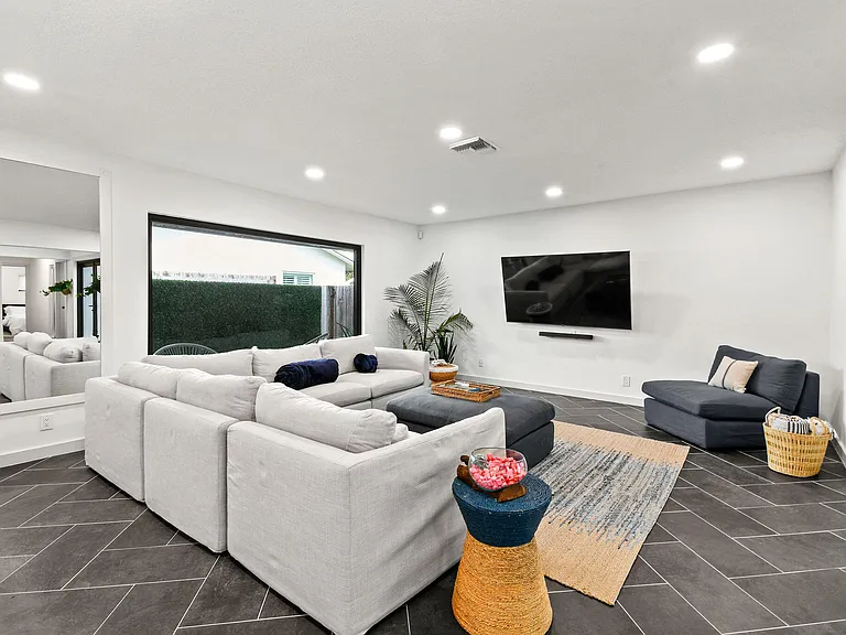 630 NE 15th Pl — Photo 8