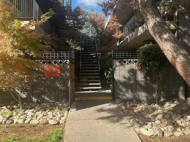 890 E 9th St — Photo 7