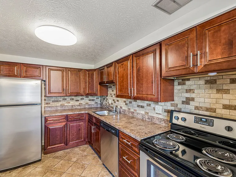 Bishop Park Apartments — Photo 15