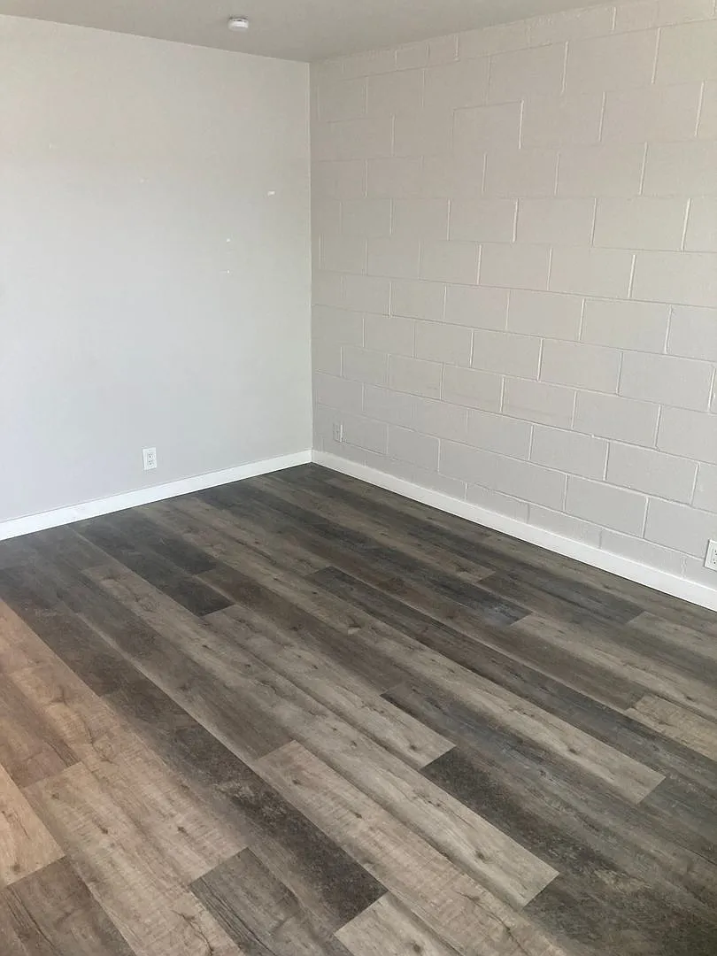 Queen Villa Apartments - Queen Needle, LLC — Photo 2