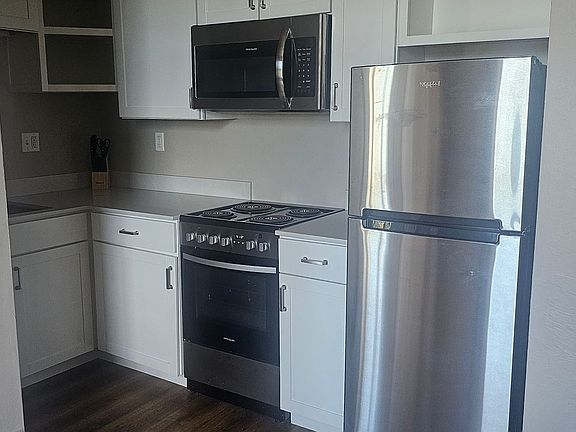 4th image of 275 N Broadway St #907