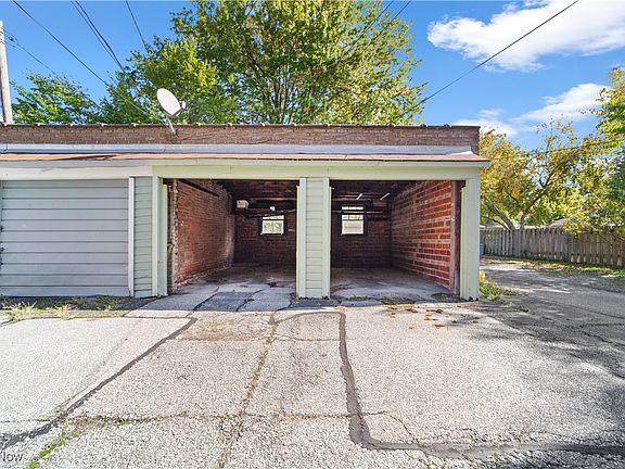 3rd image of 1273 West Blvd