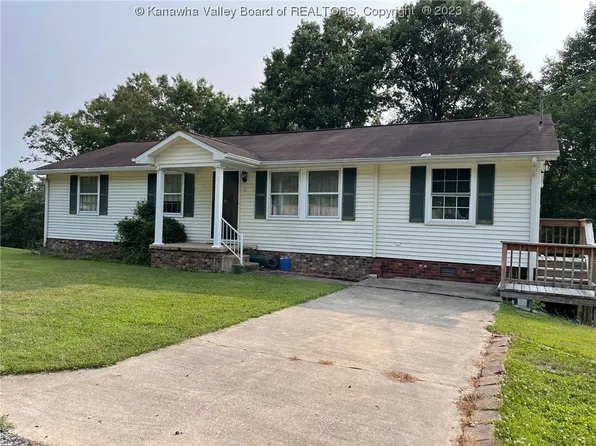 11 Barberry Ln, Clendenin, WV 25045