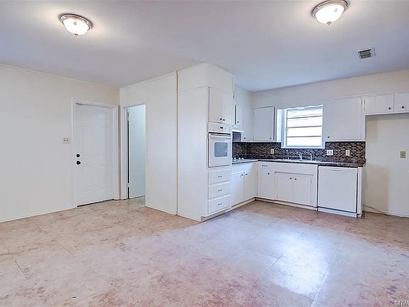 3rd image of 3413 Red Bud Ln
