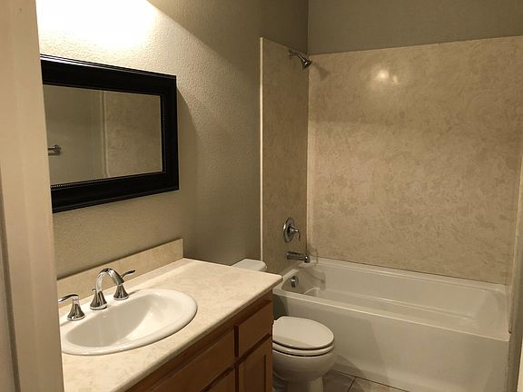5th image of 210 Valley Oak Dr