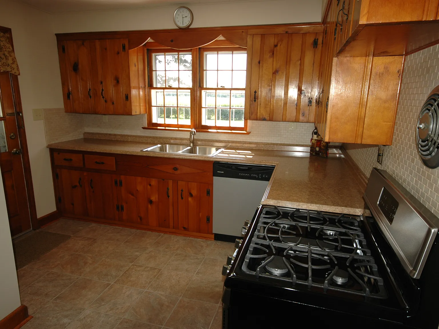 2 bed, 1220 sqft, $3,200 — Photo 2
