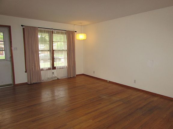 4th image of 360 E Munroe St