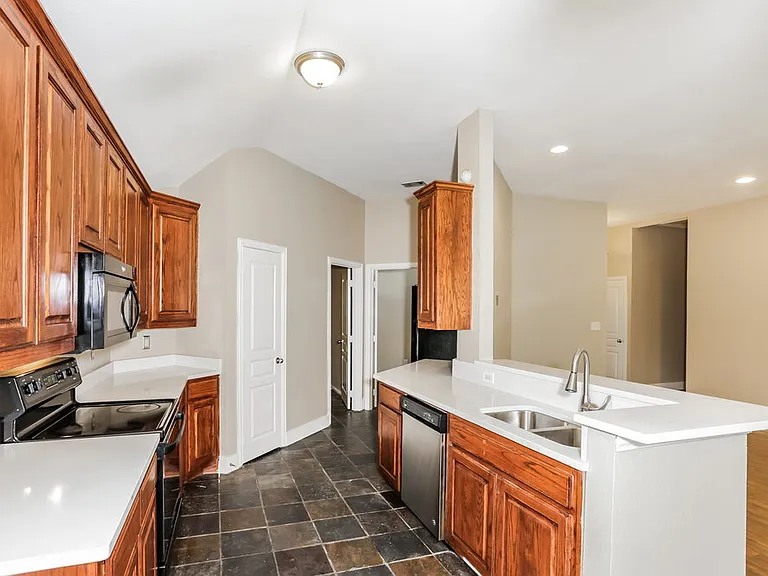 915 Joshua Dr — Photo 7